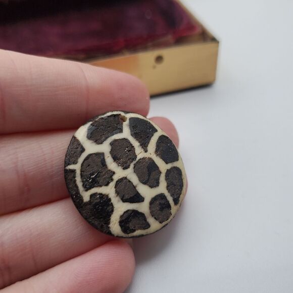 Tortuouse shell leopard necklace pendant Needs thin chain - Picture 2 of 2